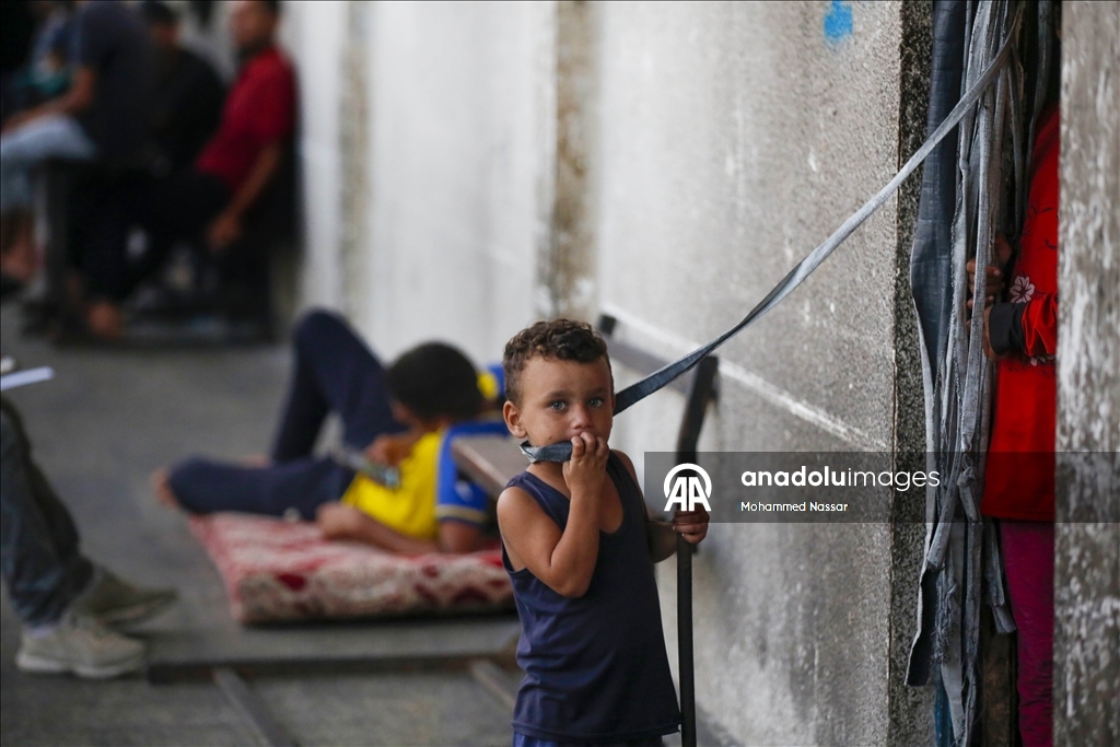 Gazze’den göç eden aileler, Deyr Belah'taki UNRWA okullarına sığındı