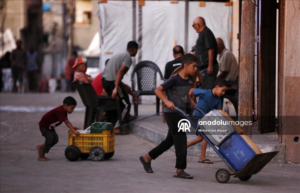 Gazze’den göç eden aileler, Deyr Belah'taki UNRWA okullarına sığındı
