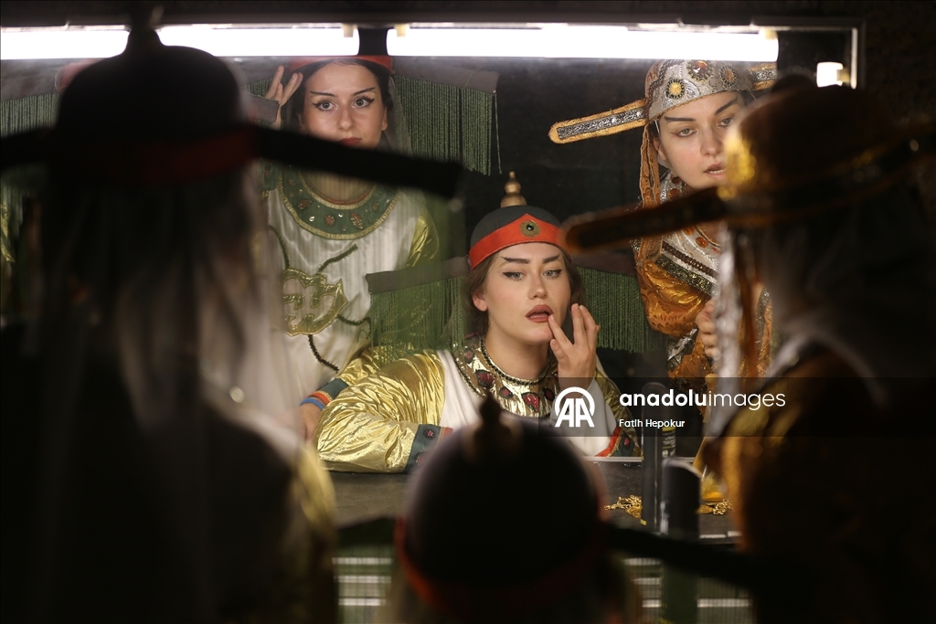 Opera ve bale sanatçıları en iyi performans için perde arkasında zamanla yarışıyor