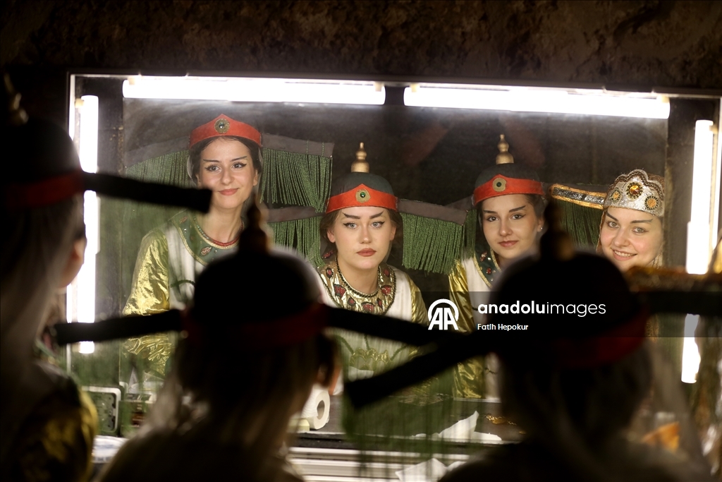 Opera ve bale sanatçıları en iyi performans için perde arkasında zamanla yarışıyor