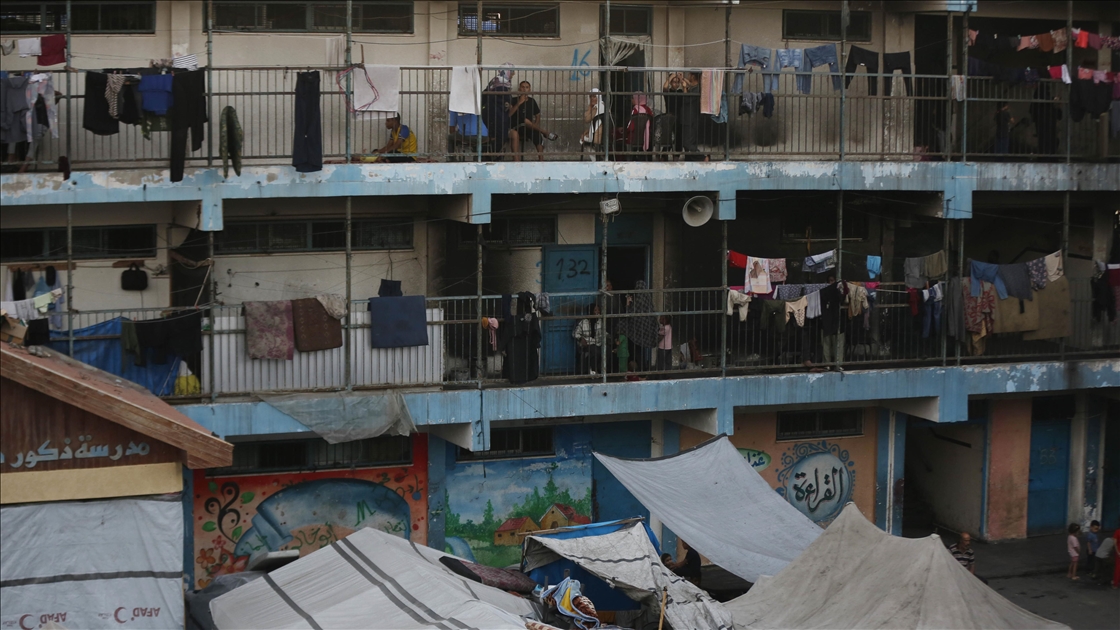 Gazze’den göç eden aileler, Deyr Belah'taki UNRWA okullarına sığındı