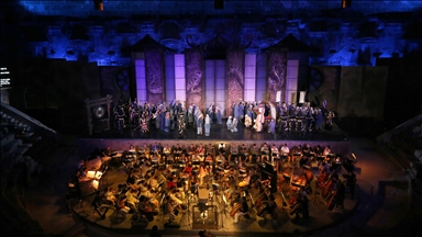 Opera ve bale sanatçıları en iyi performans için perde arkasında zamanla yarışıyor