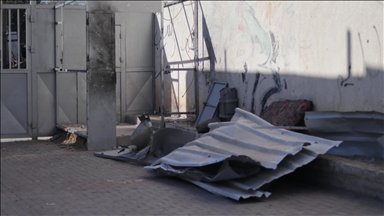İsrail ordusu Gazze'deki Avde Hastanesi'nin kapısını bombaladı