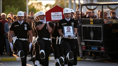 İzmir'deki polis merkezine saldırıda yaralanıp hastanede şehit olan polisin cenazesi memleketine uğurlandı