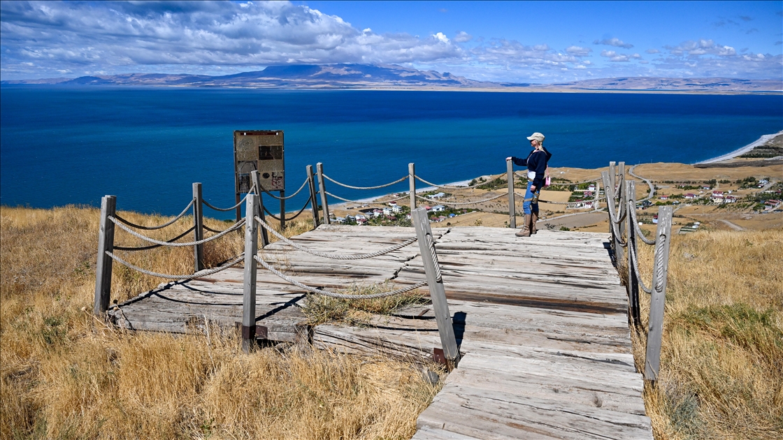 Van Gölü manzaralı Ayanis Kalesi turistlerin uğrak noktası oldu