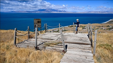 Van Gölü manzaralı Ayanis Kalesi turistlerin uğrak noktası oldu
