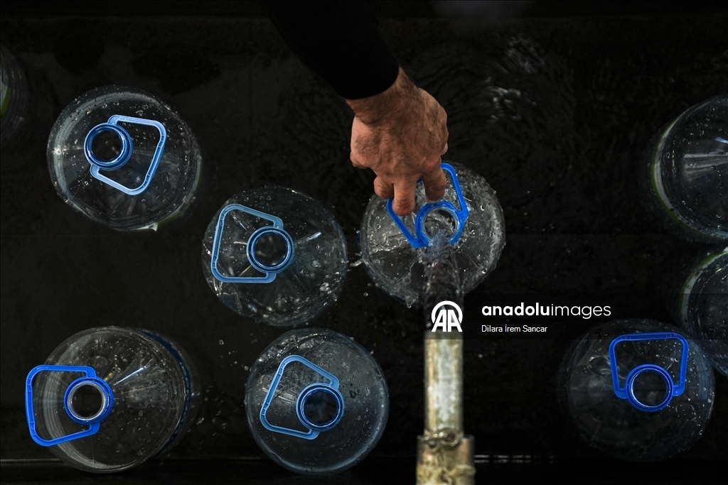 Başkentte yaşanan su kesintileri nedeniyle Mamak'taki vatandaşlar çeşmelerden su dolduruyor