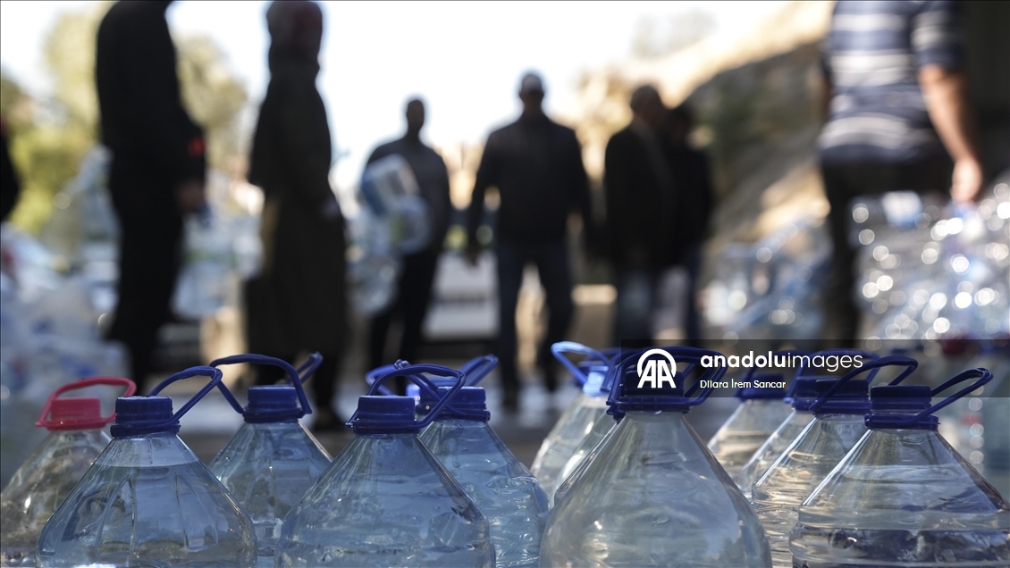 Başkentte yaşanan su kesintileri nedeniyle Mamak'taki vatandaşlar çeşmelerden su dolduruyor