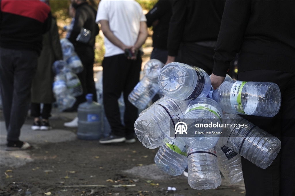 Başkentte yaşanan su kesintileri nedeniyle Mamak'taki vatandaşlar çeşmelerden su dolduruyor