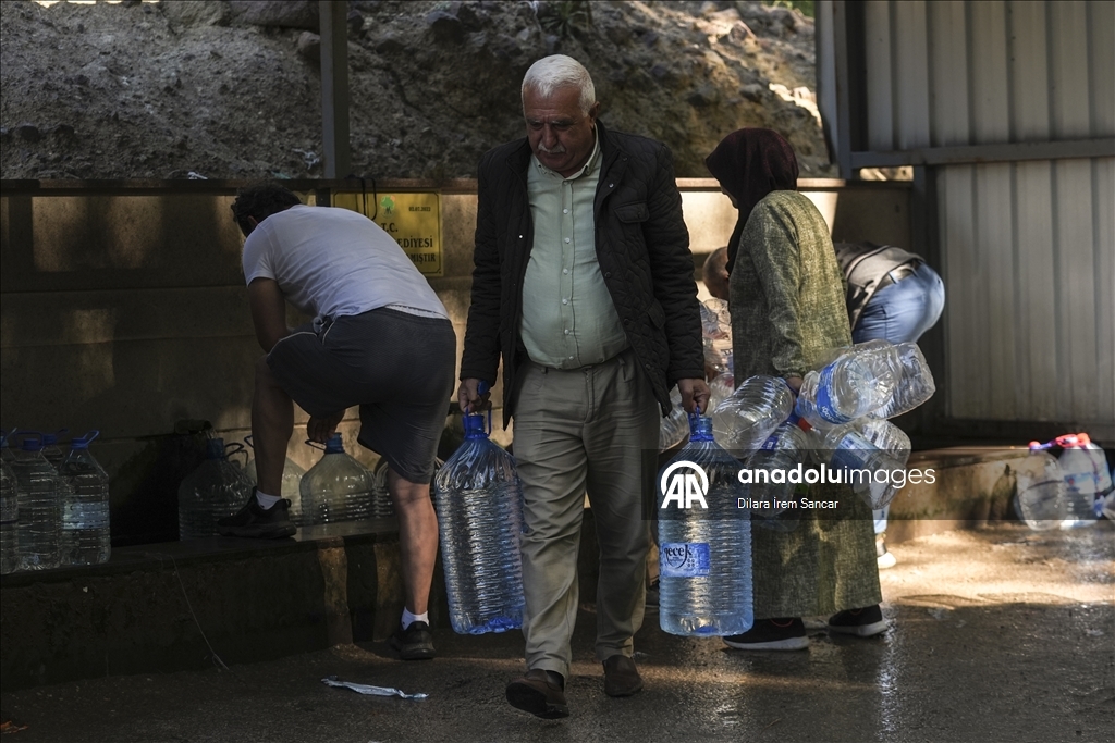 Başkentte yaşanan su kesintileri nedeniyle Mamak'taki vatandaşlar çeşmelerden su dolduruyor