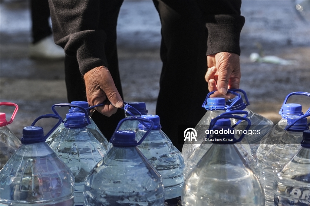 Başkentte yaşanan su kesintileri nedeniyle Mamak'taki vatandaşlar çeşmelerden su dolduruyor