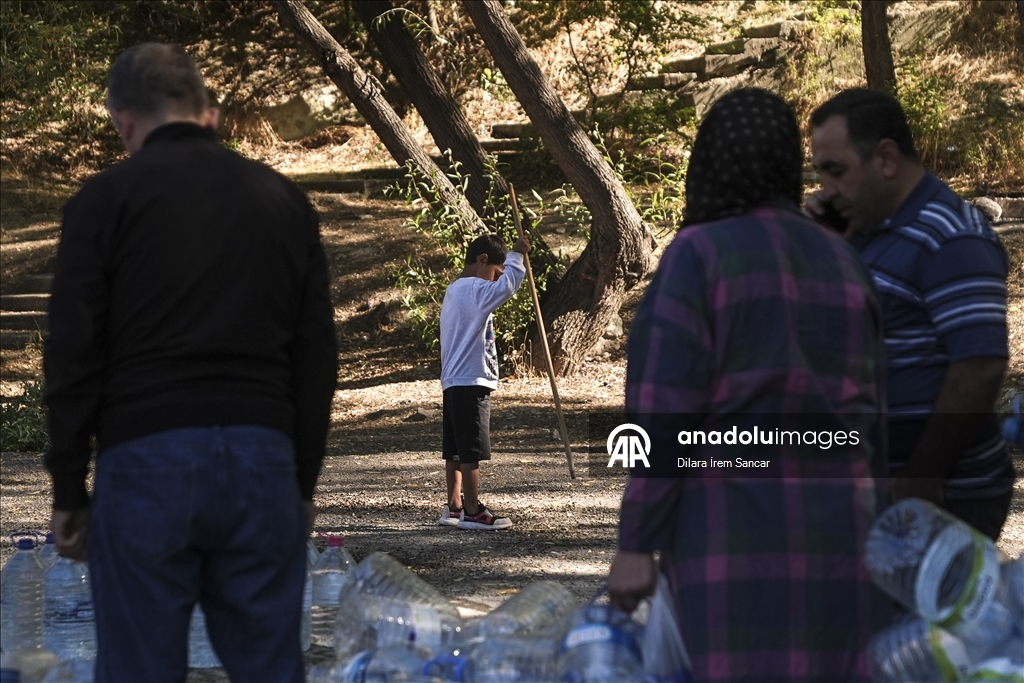 Başkentte yaşanan su kesintileri nedeniyle Mamak'taki vatandaşlar çeşmelerden su dolduruyor