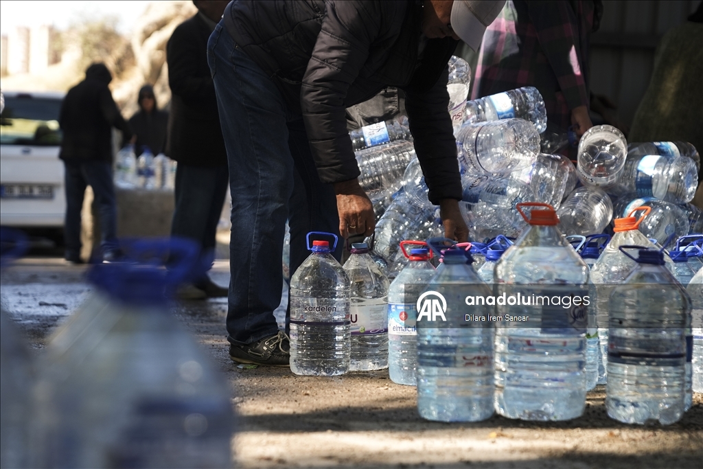 Başkentte yaşanan su kesintileri nedeniyle Mamak'taki vatandaşlar çeşmelerden su dolduruyor