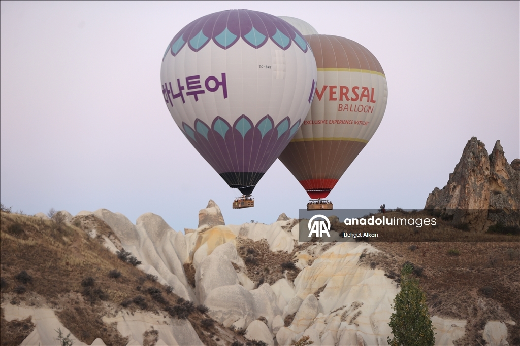 Balonat me ajër të nxehtë në Kapadokya u shtojnë ngjyra luginave