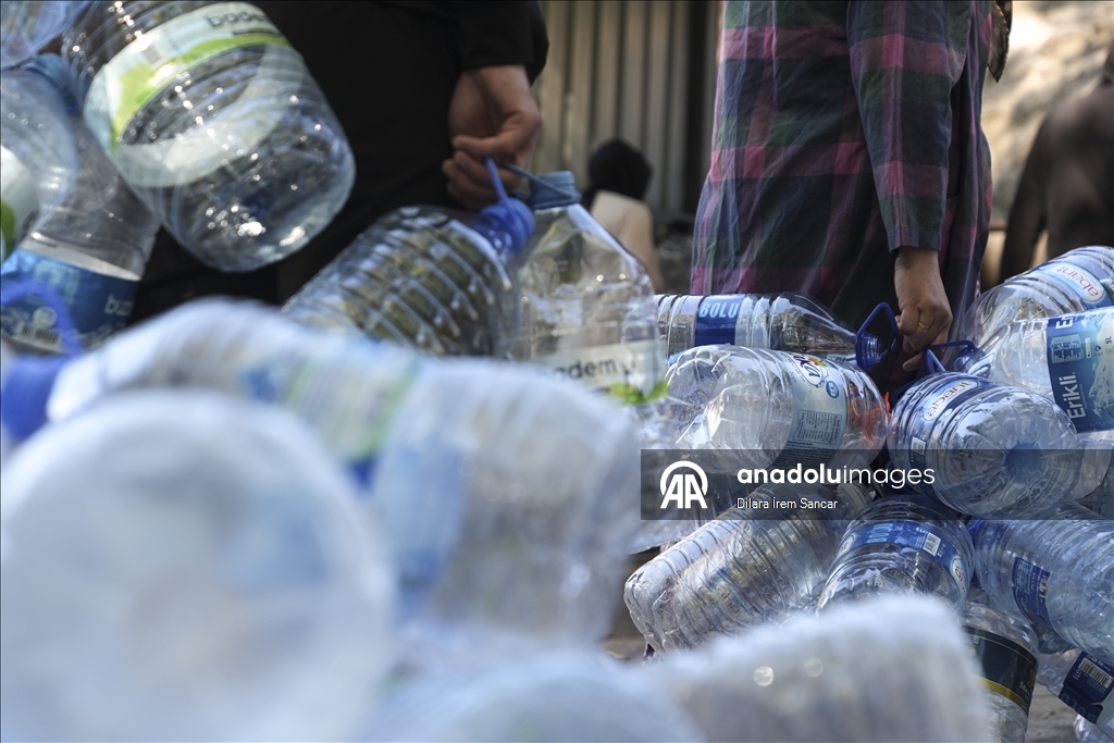 Başkentte yaşanan su kesintileri nedeniyle Mamak'taki vatandaşlar çeşmelerden su dolduruyor