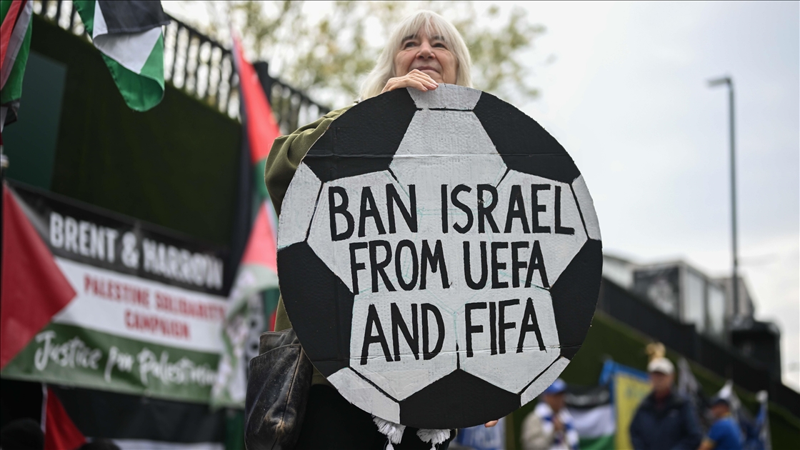 İsrail'in futboldan men edilmesini isteyen protestocular Wembley Stadı'na yürüdü
