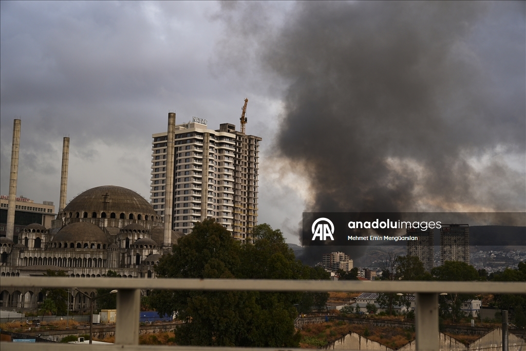 İzmir'de depoda çıkan yangına müdahale ediliyor