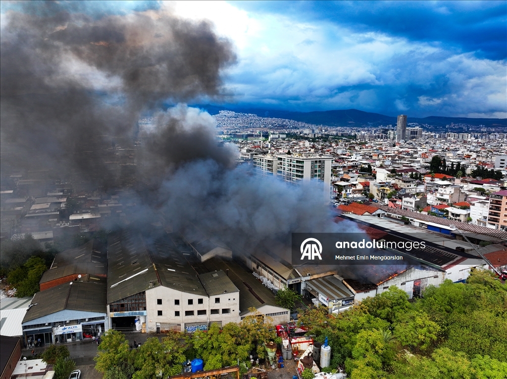 İzmir'de depoda çıkan yangına müdahale edildi