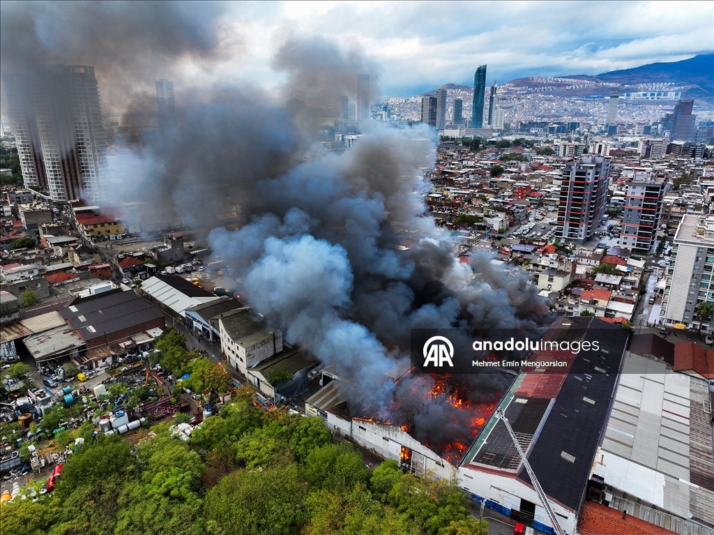 İzmir'de depoda çıkan yangına müdahale edildi