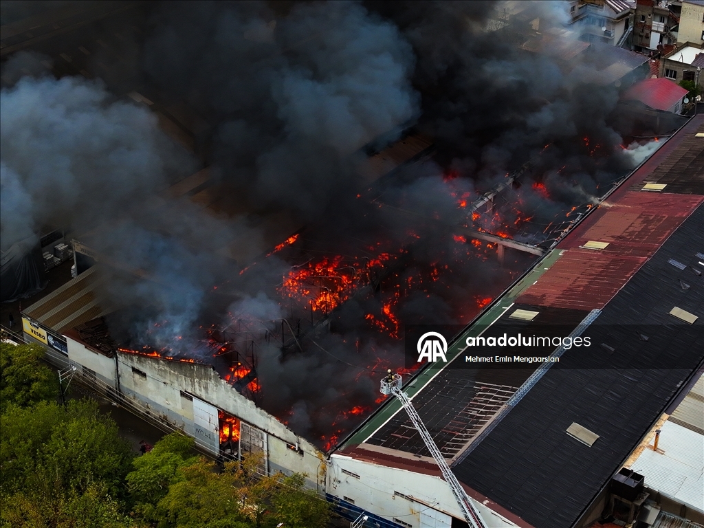İzmir'de depoda çıkan yangına müdahale edildi