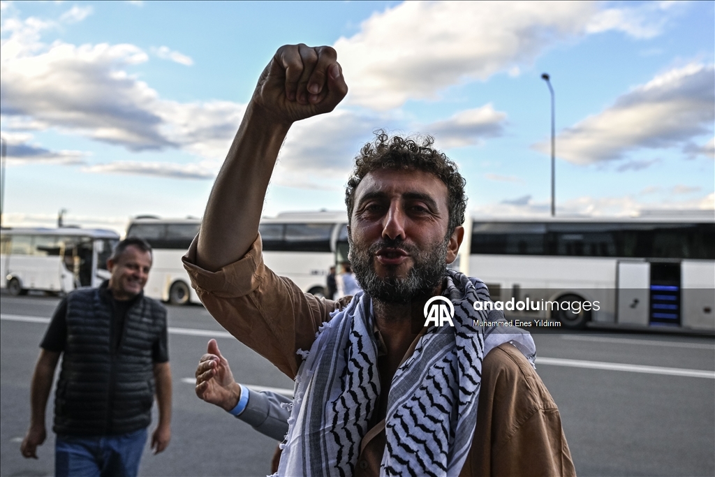 İsrail'in alıkoyduğu aktivistleri Türkiye'ye getiren THY uçağı İstanbul'a ulaştı