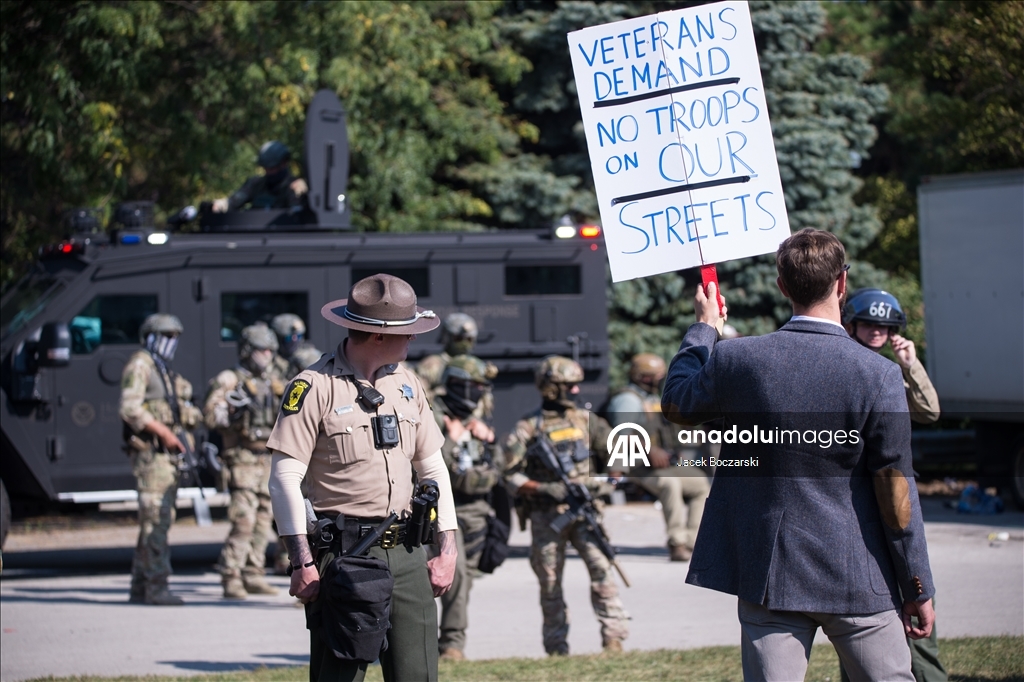Illinois’te göçmenlik protestolarında polis ve göstericiler karşı karşıya geldi