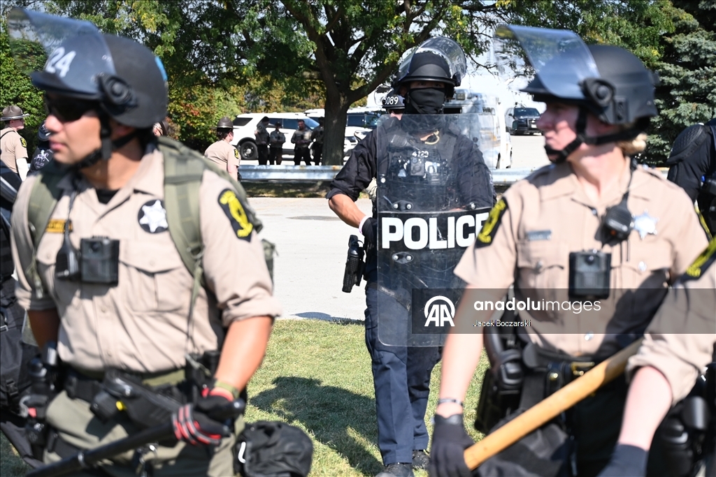 Illinois’te göçmenlik protestolarında polis ve göstericiler karşı karşıya geldi