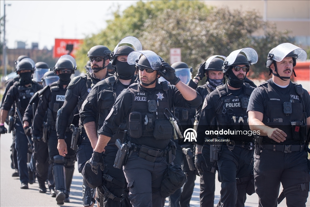 Illinois’te göçmenlik protestolarında polis ve göstericiler karşı karşıya geldi