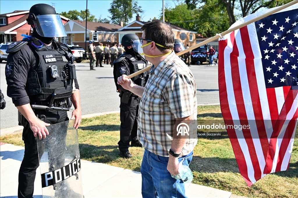 Illinois’te göçmenlik protestolarında polis ve göstericiler karşı karşıya geldi