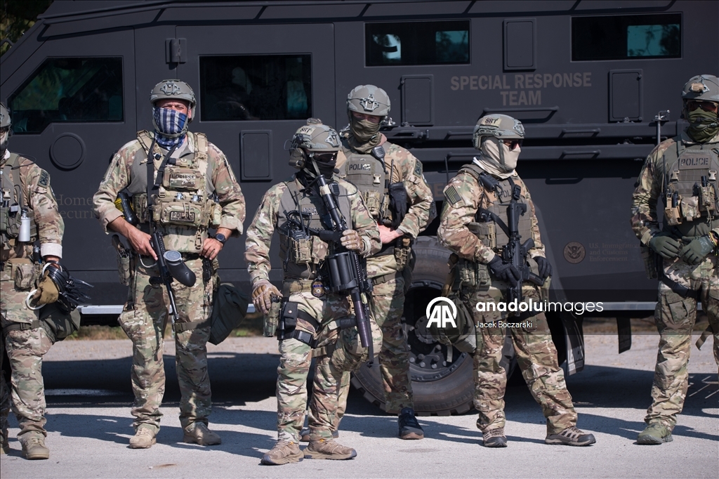 Illinois’te göçmenlik protestolarında polis ve göstericiler karşı karşıya geldi