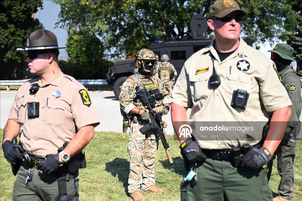 Illinois’te göçmenlik protestolarında polis ve göstericiler karşı karşıya geldi