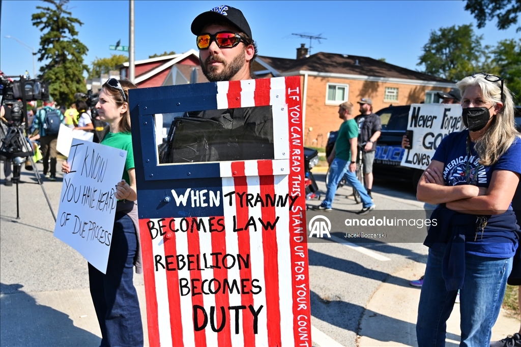 Illinois’te göçmenlik protestolarında polis ve göstericiler karşı karşıya geldi