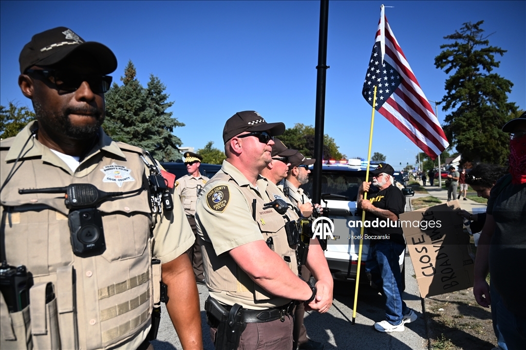 Illinois’te göçmenlik protestolarında polis ve göstericiler karşı karşıya geldi