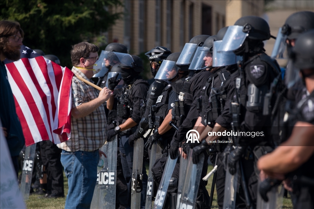 Illinois’te göçmenlik protestolarında polis ve göstericiler karşı karşıya geldi