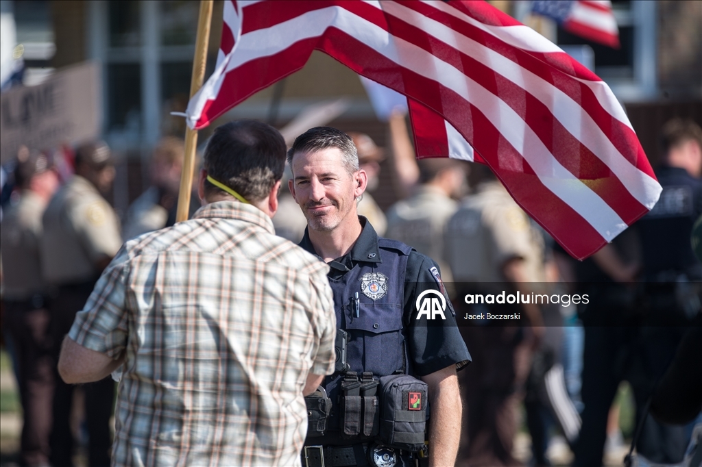Illinois’te göçmenlik protestolarında polis ve göstericiler karşı karşıya geldi