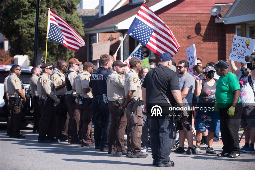 Illinois’te göçmenlik protestolarında polis ve göstericiler karşı karşıya geldi