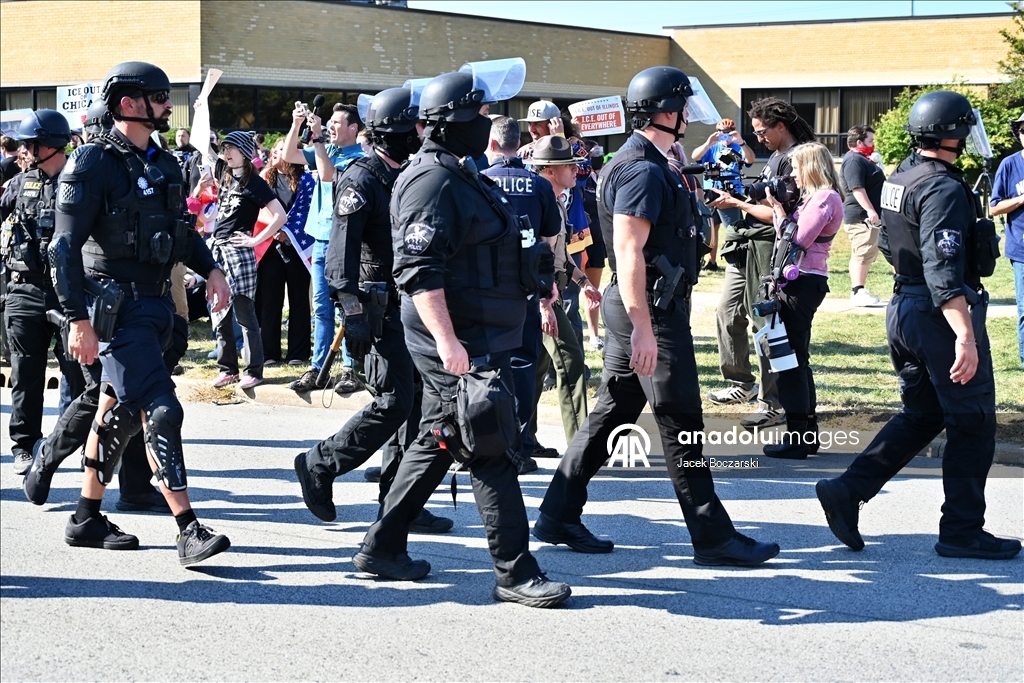 Illinois’te göçmenlik protestolarında polis ve göstericiler karşı karşıya geldi