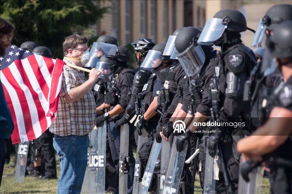 Illinois’te göçmenlik protestolarında polis ve göstericiler karşı karşıya geldi