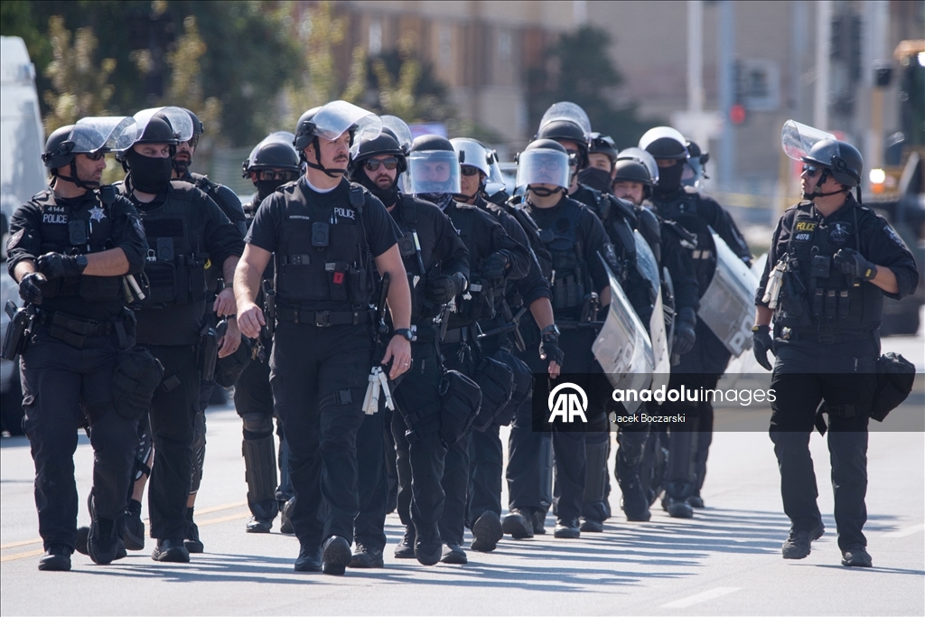 Illinois’te göçmenlik protestolarında polis ve göstericiler karşı karşıya geldi