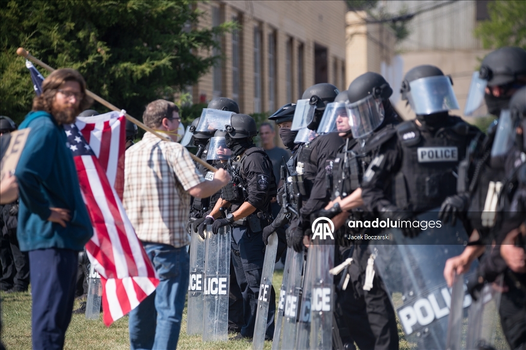 Illinois’te göçmenlik protestolarında polis ve göstericiler karşı karşıya geldi