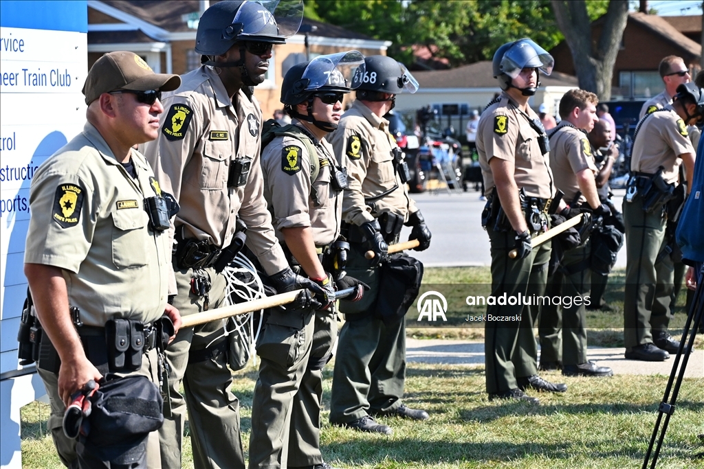 Illinois’te göçmenlik protestolarında polis ve göstericiler karşı karşıya geldi