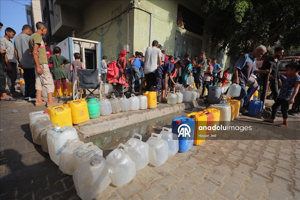 مخيم النصيرات.. نازحون فلسطينيون يحاولون الحصول على مياه نظيفة وسط إمكانيات محدودة