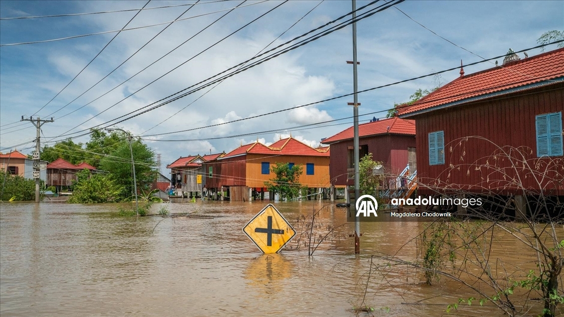 Kamboçya'da etkili olan seller binlerce kişinin tahliyesine neden oldu