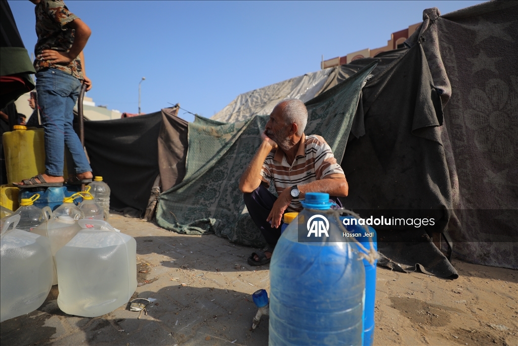 مخيم النصيرات.. نازحون فلسطينيون يحاولون الحصول على مياه نظيفة وسط إمكانيات محدودة