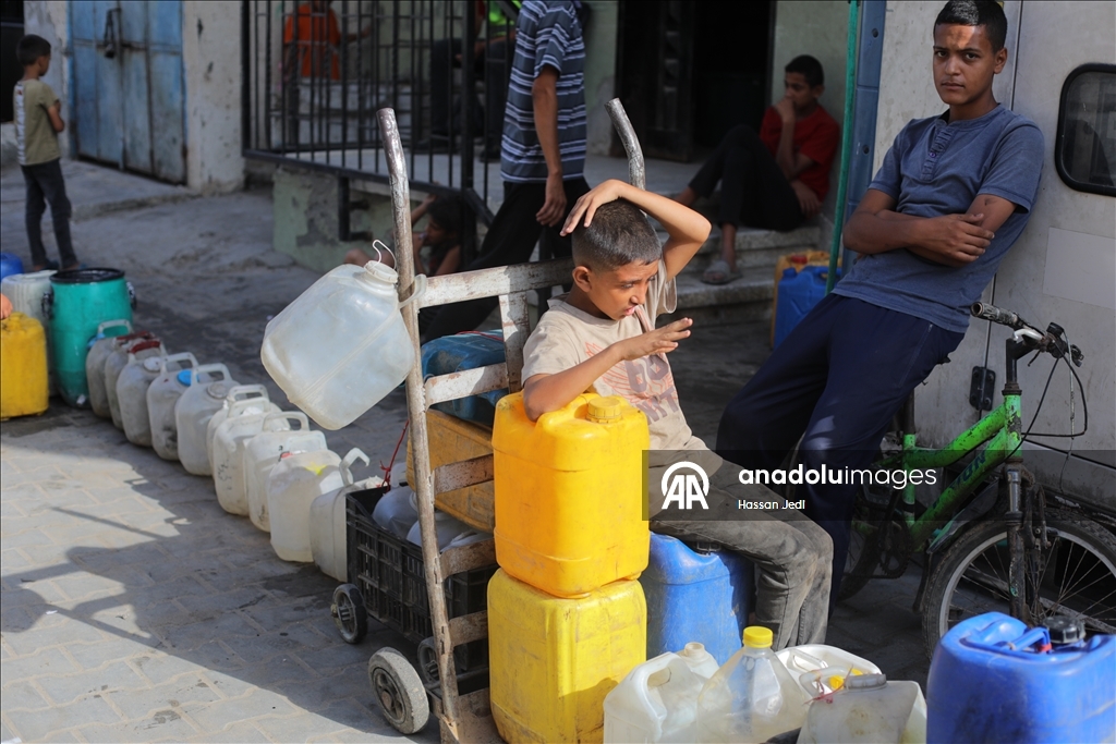 مخيم النصيرات.. نازحون فلسطينيون يحاولون الحصول على مياه نظيفة وسط إمكانيات محدودة