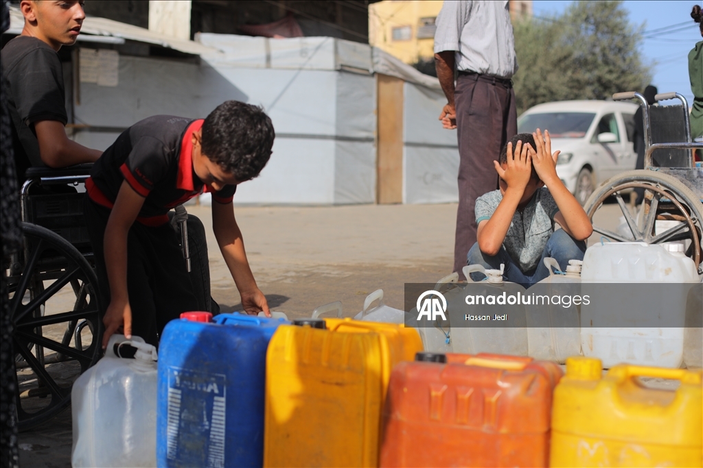 مخيم النصيرات.. نازحون فلسطينيون يحاولون الحصول على مياه نظيفة وسط إمكانيات محدودة