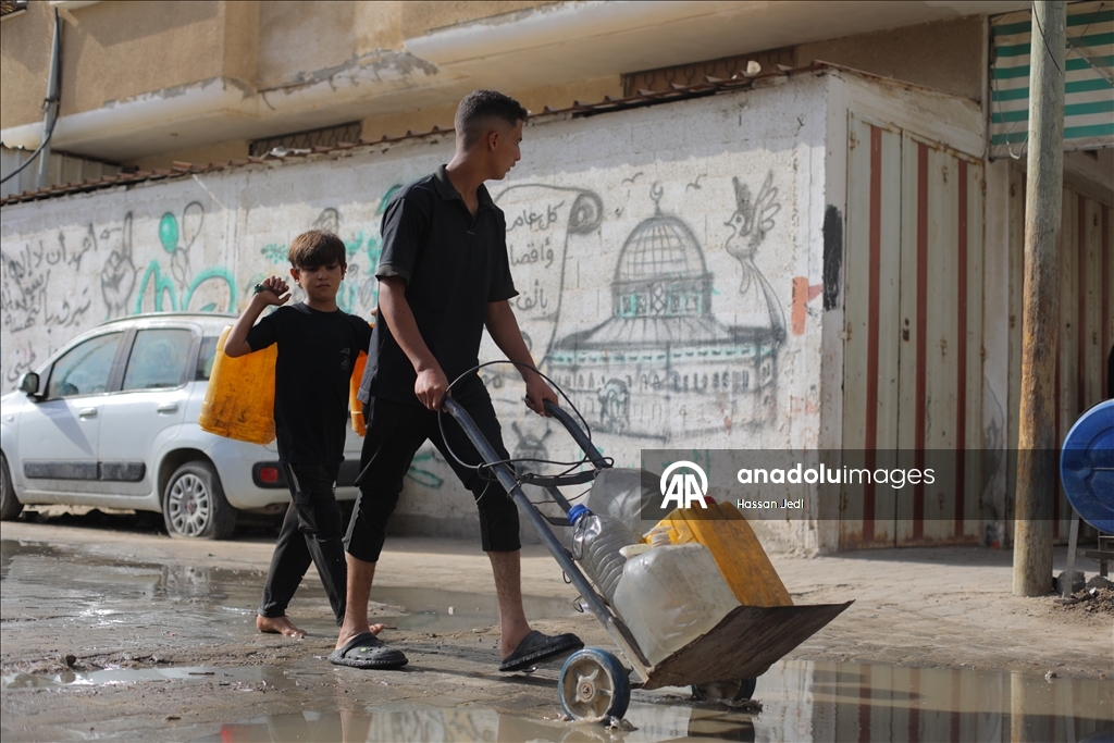 مخيم النصيرات.. نازحون فلسطينيون يحاولون الحصول على مياه نظيفة وسط إمكانيات محدودة