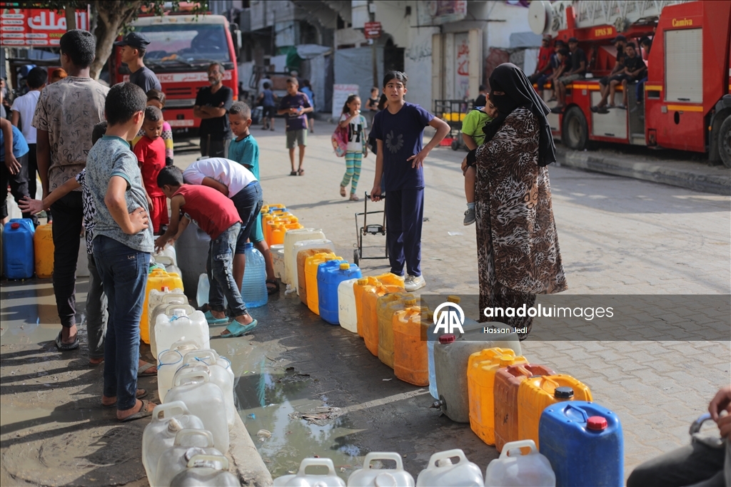 مخيم النصيرات.. نازحون فلسطينيون يحاولون الحصول على مياه نظيفة وسط إمكانيات محدودة