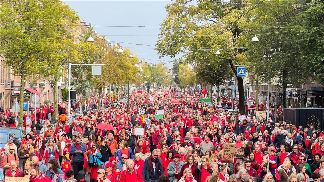Hollanda'da yaklaşık 250 bin kişi, hükümetin İsrail politikasını protesto etti