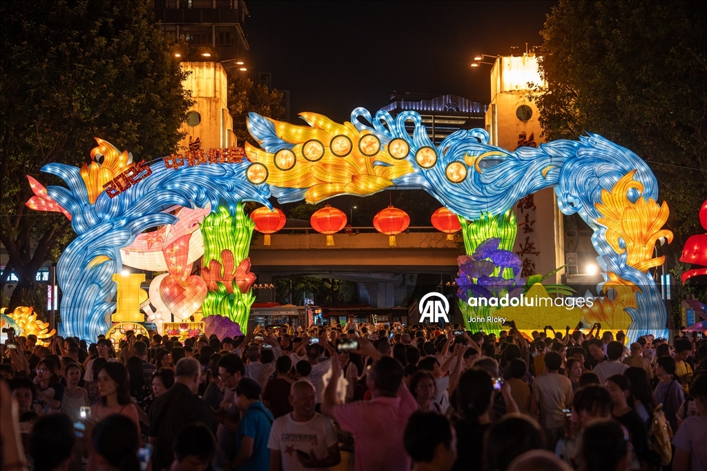 أضواء وفوانيس.. غونجو الصينية تحتفل بمهرجان منتصف الخريف